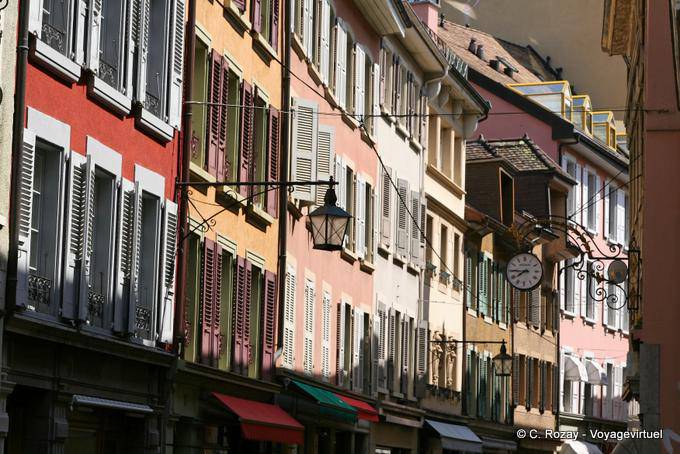 Farbe Fassaden, Häuser in der Straße auf den See, Vevey - Die Schweiz