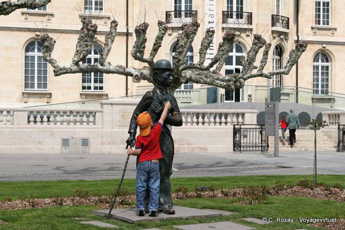 Der Junge und die Statue von Charlie Chaplin, Vevey - Die Schweiz