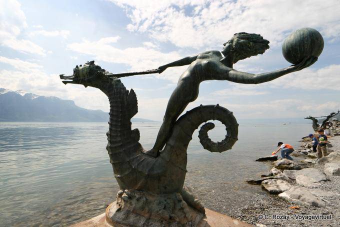 Nymphe auf einem Seepferdchen, von Edouard-Marcel Sandoz Skulptur in der Nähe der Lande, Vevey - Die Schweiz