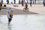 Der Gitarrist mit den Füßen im Wasser, Ouchy, Die Schweiz.