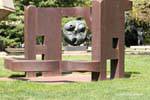 Miro, Übersicht zwischen einem Werk von Eduardo Chillida, Martigny, Fondation Gianadda, Die Schweiz.