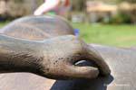 Henry Moore, Reclining Figure, die Hand im Nahbereich, Gianadda Stiftung, Die Schweiz.