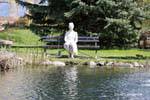Die Frau mit Sonnenbrille auf einer Bank, G. Segal, Gianadda, Die Schweiz.