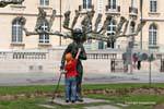 Der Junge und die Statue von Charlie Chaplin, Vevey, Die Schweiz.