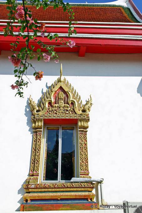 Eine reich verzierte Fenster, Wat Choeng Phanan, Ayutthaya - Thailand