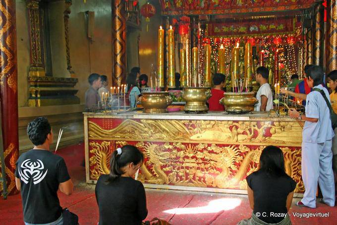 Gebet vor dem Altar, Wat Choeng Phanan, Ayutthaya - Thailand