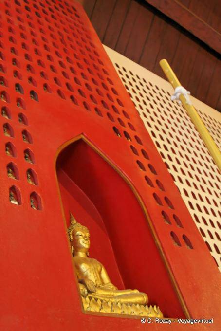 Im Inneren der Wand des Vihara, Wat Choeng Phanan, Ayutthaya - Thailand