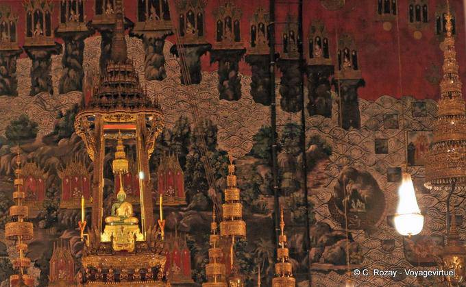Innenraum des Tempels und Ansichten des Smaragd-Buddha, Wat Phra Kaew, Bangkok - Thailand