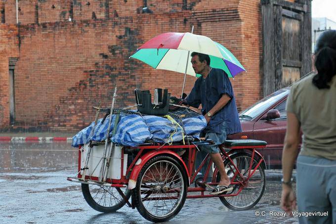 Scooter und Sonnenschirm, Chiang Mai - Thailand