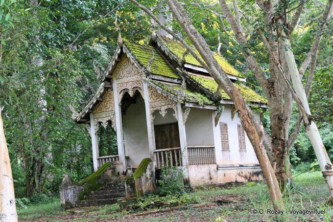 Kleiner Tempel in einem Wald, Chiang Mai - Thailand