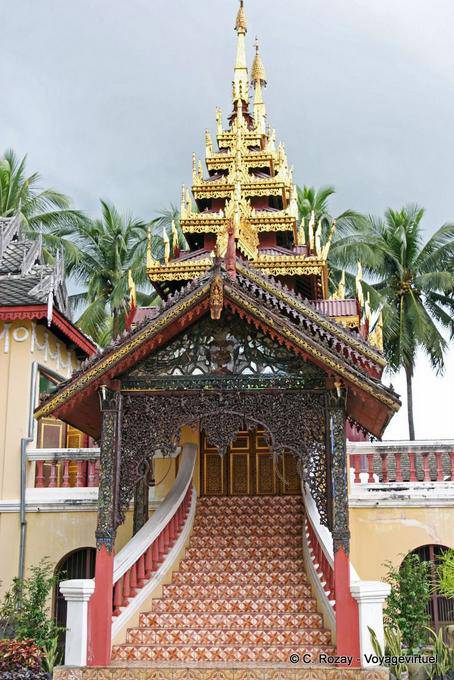 Blick von den Stufen, Wat Sri Chum, Lampang - Thailand
