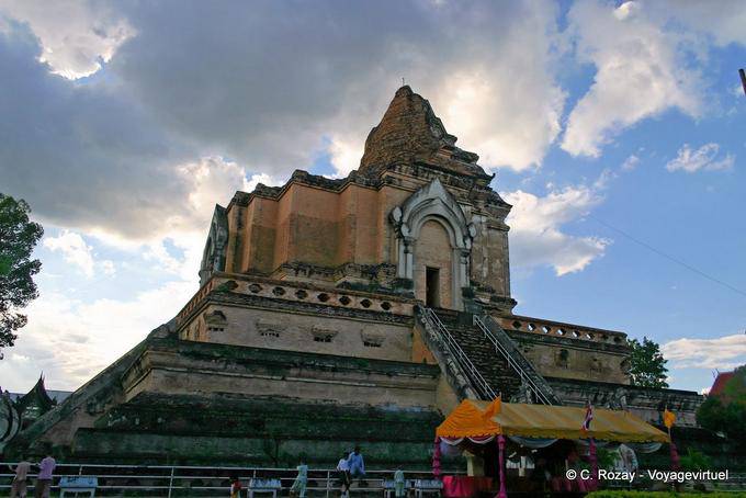 Ein weiterer Blick auf den großen Chedi, Wat Chedi Luang, Chiang Mai - Thailand