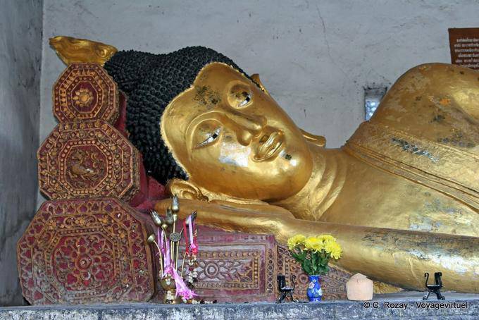 Der Kopf eines liegenden Buddha, Wat Chedi Luang, Chiang Mai - Thailand
