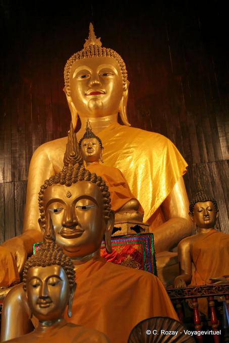 Buddhas ausgerichtet, Wat Chedi Luang, Chiang Mai - Thailand