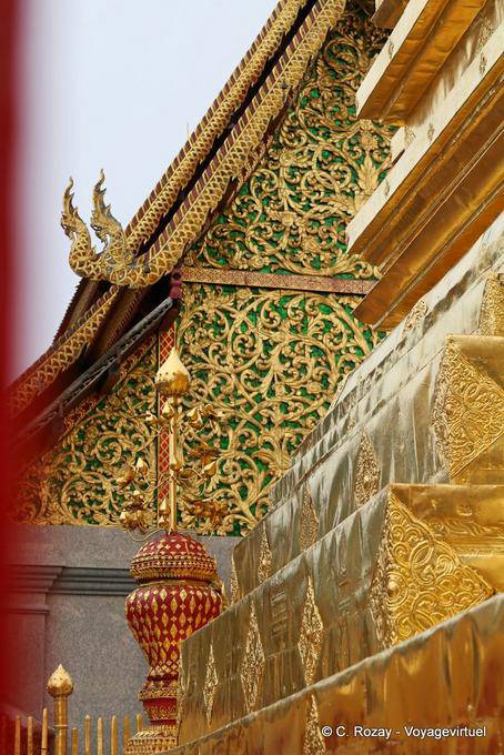 Blick vom Fuße der goldene Chedi, Wat Doi Suthep, Chiang Mai - Thailand