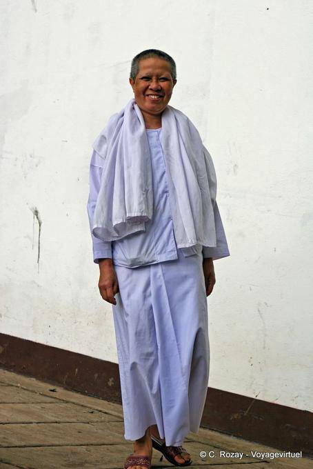 Eine lächelnde Nonne, Wat Doi Suthep, Chiang Mai - Thailand