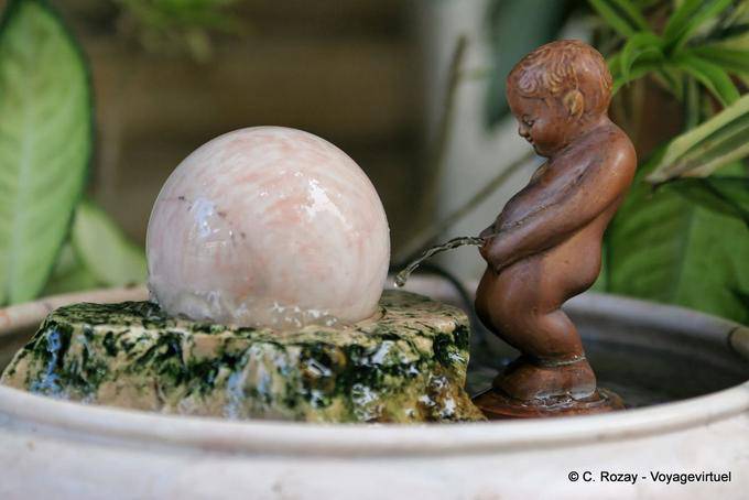 Urinator auf kleine Kugel, Brunnen, Wat Doi Suthep, Chiang Mai - Thailand