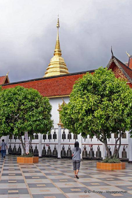 Reihen von Glocken, Wat Doi Suthep, Chiang Mai - Thailand