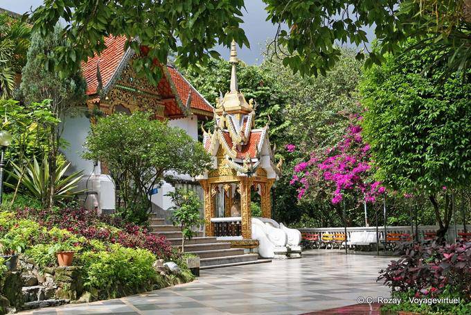 Ein Tempel in der Vegetation, Wat Doi Suthep, Chiang Mai - Thailand