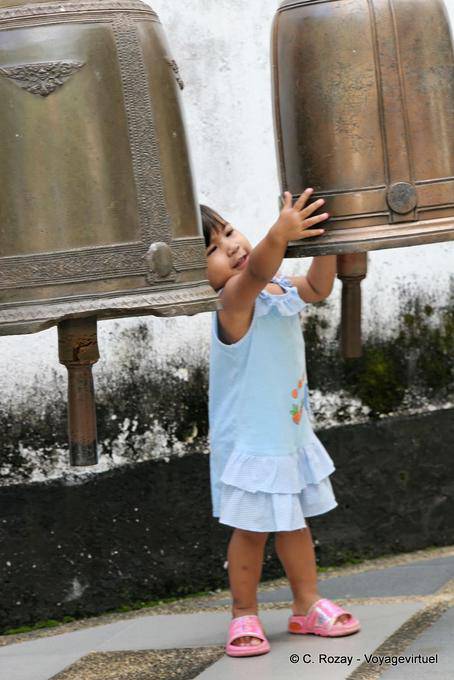 Das kleine Mädchen und Glocken, Wat Doi Suthep, Chiang Mai - Thailand
