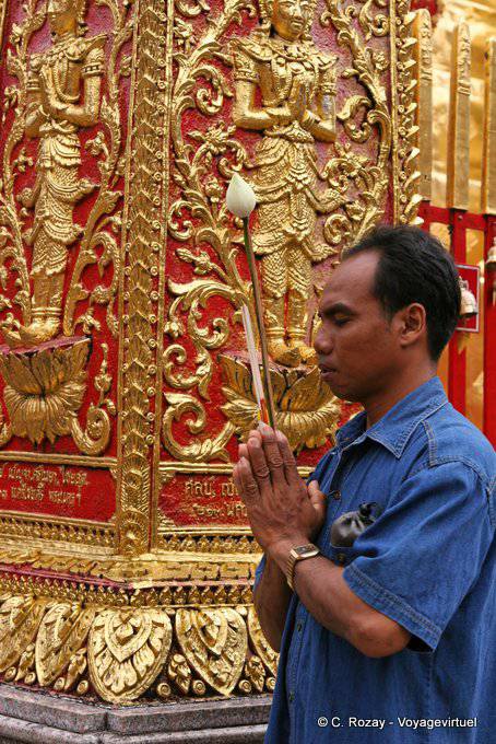 Man betet mit Lotus Wat Doi Suthep, Chiang Mai - Thailand