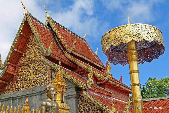 Reiche Dekoration und Goldsonnenschirm, Wat Doi Suthep, Chiang Mai - Thailand