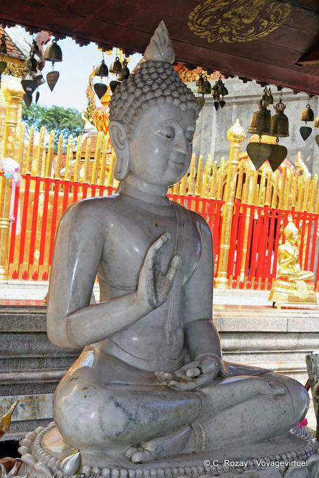 Buddha sitzt in weißem Marmor, Wat Doi Suthep, Chiang Mai - Thailand