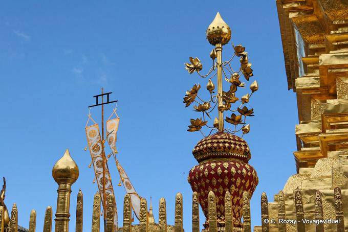 Dekorative Elemente vor dem Chedi, Wat Doi Suthep, Chiang Mai - Thailand