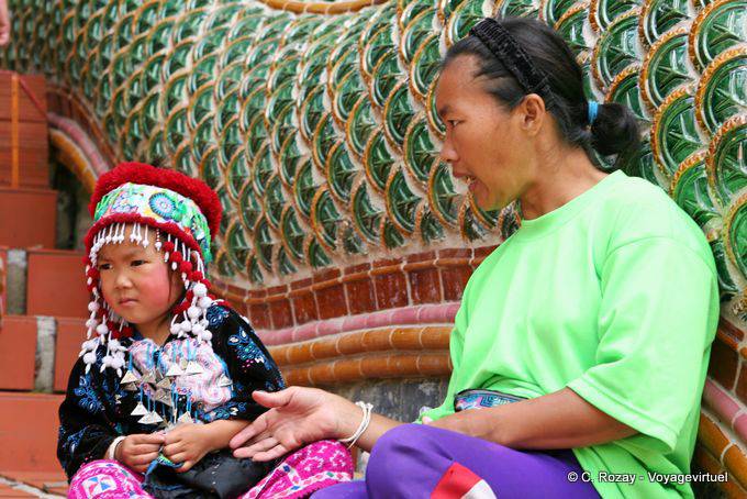 Kinder in Tracht, Wat Doi Suthep, Chiang Mai - Thailand