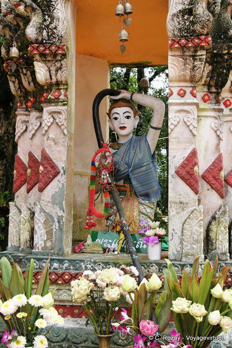 Statue in den Glocken, Wat Doi Suthep, Chiang Mai - Thailand