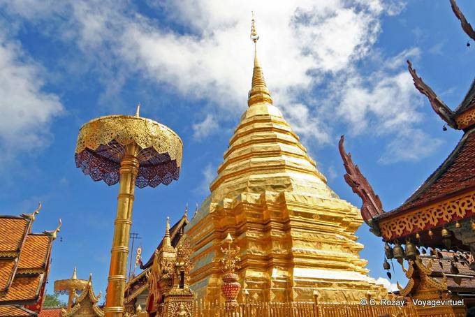 Regenschirm und goldenen Stupa, Wat Doi Suthep, Chiang Mai - Thailand
