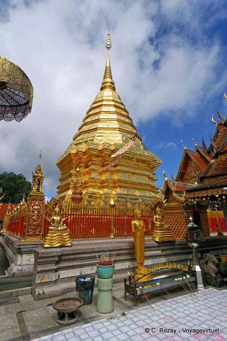 Buddha, der vor dem Chedi, Wat Doi Suthep, Chiang Mai - Thailand