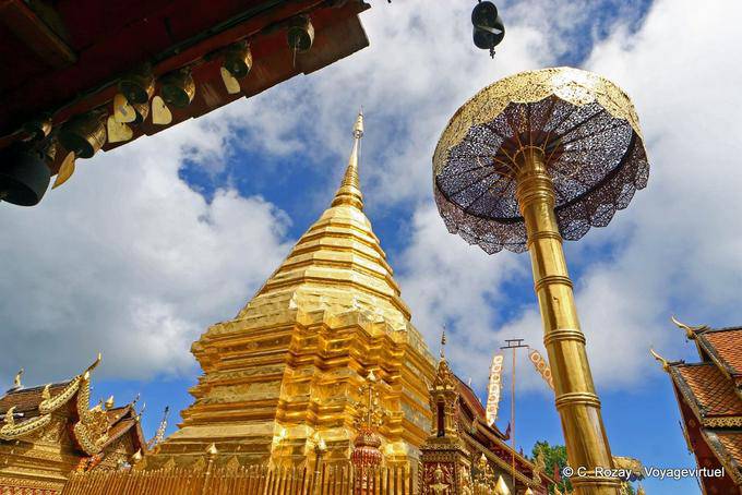 Der Sonnenschirm und Gold Chedi, Wat Doi Suthep, Chiang Mai - Thailand