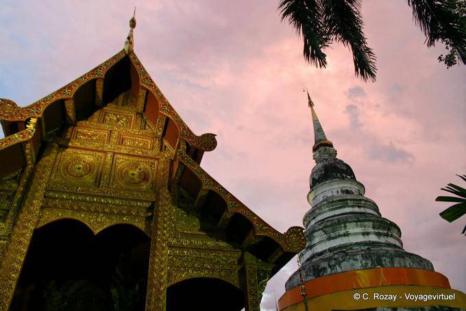 Das Ubosot bei Sonnenuntergang gesehen, Wat Phra Singh in Chiang Mai - Thailand