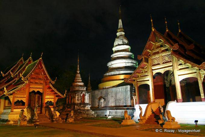 Nachtpanorama, Wat Phra Singh in Chiang Mai - Thailand
