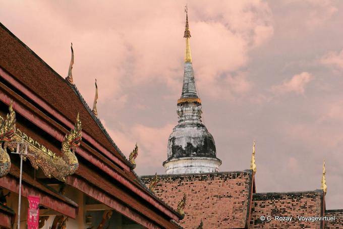 Dächer und oberen Chedi, Wat Phra Singh in Chiang Mai - Thailand