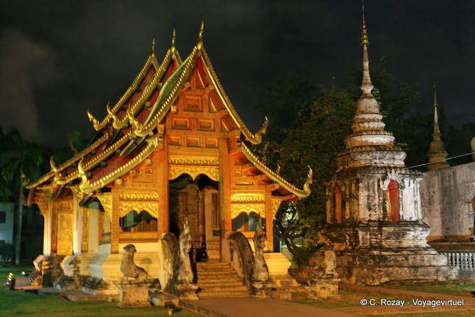 Wihan Lai Kham in der Nacht gesehen, Wat Phra Singh in Chiang Mai - Thailand