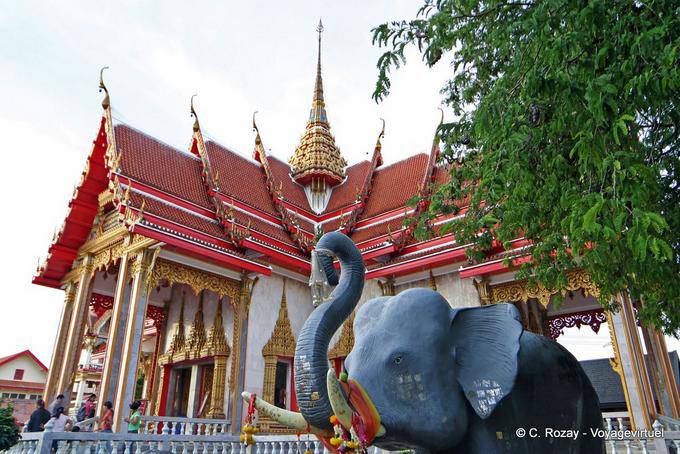 Black Elephant vor einem Tempel in Wat Chalong, Phuket - Thailand