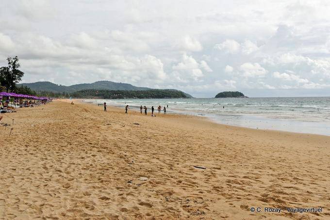 Der große Sandstrand von Patong, Phuket - Thailand