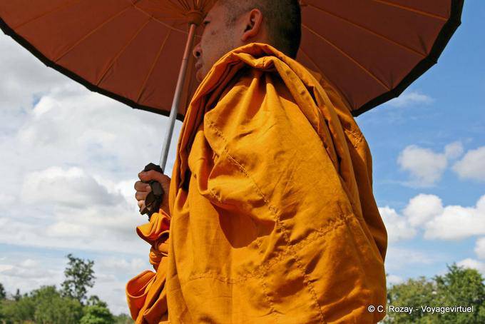 Mit einem Regenschirm, Sukhothai, Wat Mahathat Mönch - Thailand
