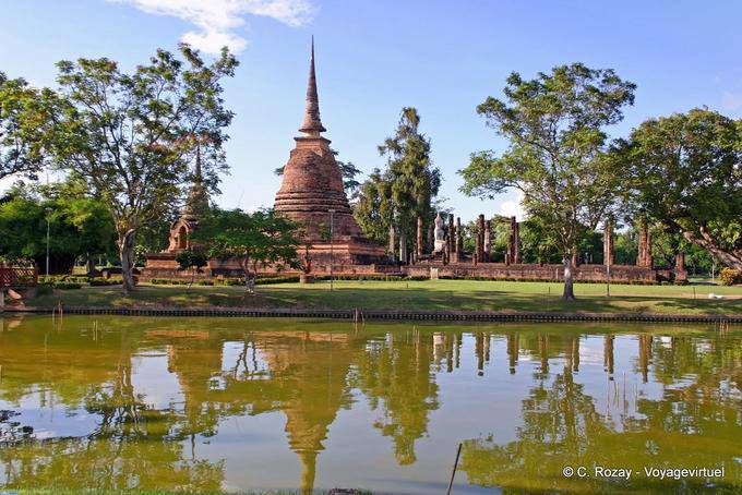 Reflexionen in der Wassergraben, Sukhothai, Wat Mahathat - Thailand