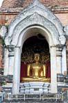 Buddha sitzt in Nische, Wat Chedi Luang, Chiang Mai, Thailand.
