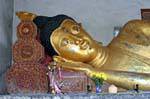 Der Kopf eines liegenden Buddha, Wat Chedi Luang, Chiang Mai, Thailand.