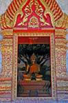 Buddha durch das Fenster, Wat Chedi Luang, Chiang Mai gesehen, Thailand.