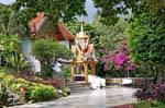 Ein Tempel in der Vegetation, Wat Doi Suthep, Chiang Mai, Thailand.
