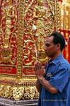 Man betet mit Lotus Wat Doi Suthep, Chiang Mai, Thailand.