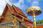 Reiche Dekoration und Goldsonnenschirm, Wat Doi Suthep, Chiang Mai, Thailand.
