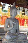 Buddha sitzt in weißem Marmor, Wat Doi Suthep, Chiang Mai, Thailand.