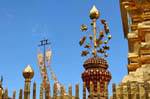 Dekorative Elemente vor dem Chedi, Wat Doi Suthep, Chiang Mai, Thailand.
