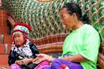 Kinder in Tracht, Wat Doi Suthep, Chiang Mai, Thailand.